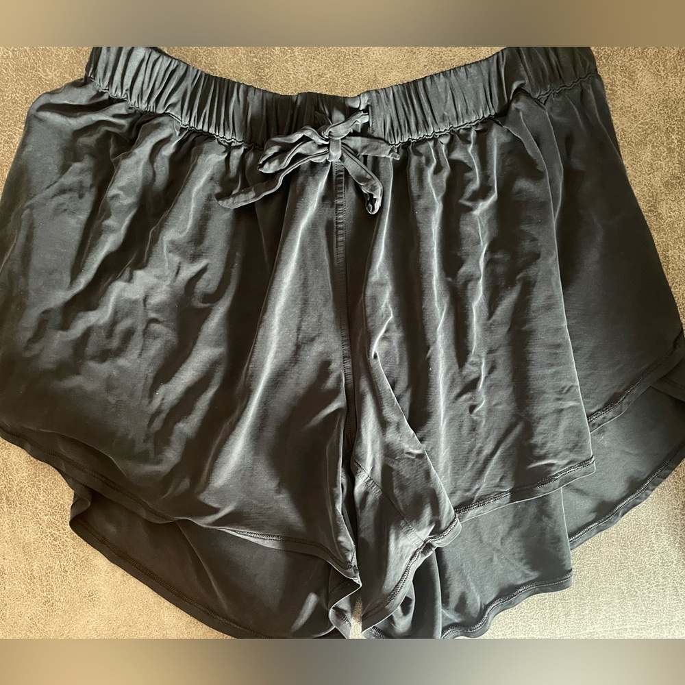 Lululemon Flowy Track Shorts Size 6